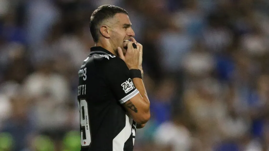 Diniz quer recuperar Vegetti. Foto: Marlon Costa/AGIF