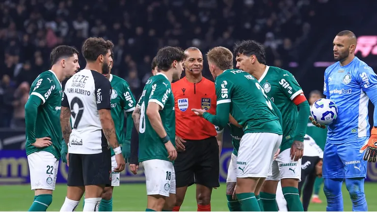 SP - SAO PAULO - 30/07/2025 - COPA DO BRASIL 2025, CORINTHIANS X PALMEIRAS - Bruno Fuchs jogador do Palmeiras reclama com a arbitragem durante partida contra o Corinthians no estAdio Arena Corinthians pelo campeonato Copa Do Brasil 2025