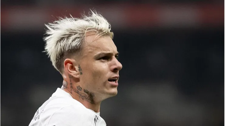 - Roger Guedes com a camisa do Corinthians