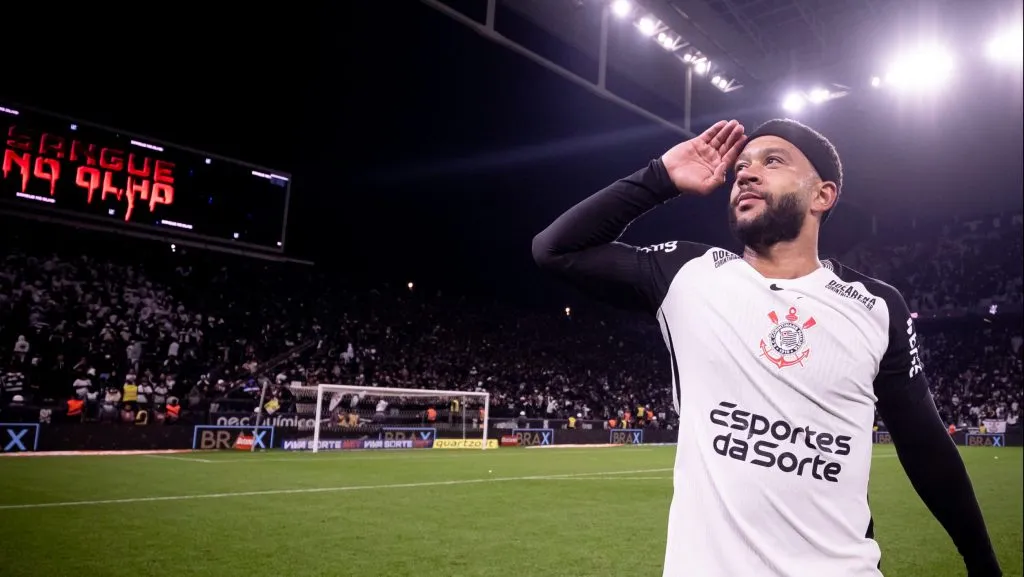 Memphis Depay acena para a Fiel Torcida. O camisa 10 balançou as redes e deixou o Timão em vantagem – Foto: Agência Corinthians – Rodrigo Coca