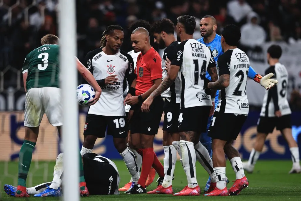 Memphis Depay sofreu o pênalti de Gustavo Gómez - Foto: Ettore Chiereguini/AGIF.