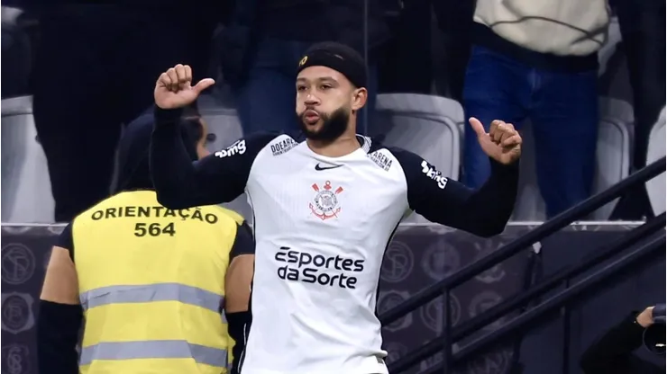 Memphis em ação na partida contra o Alviverde