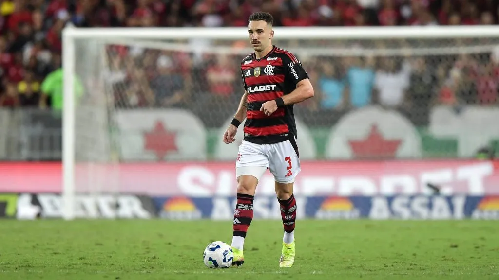 Léo Ortiz se tornou alvo no mercado, mas Flamengo descarta negociá-lo – Foto: Thiago Ribeiro/AGIF