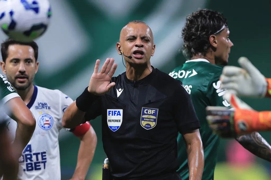 SP – SAO PAULO – 27/04/2025 – BRASILEIRO A 2025, PALMEIRAS X BAHIA – O arbitro Wilton Pareira Sampaio durante partida entre Palmeiras e Bahia no estadio Arena Allianz Parque pelo campeonato Brasileiro A 2025. Foto: Ettore Chiereguini/AGIF