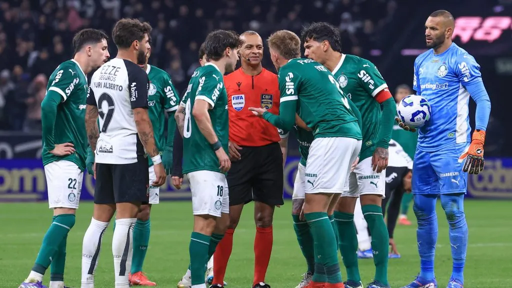 Time do Palmeiras reclamou muito da arbitragem Foto: Marcello Zambrana/AGIF