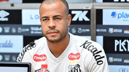 Mayke foi apresentado nesta quinta-feira (31), na Vila Belmiro