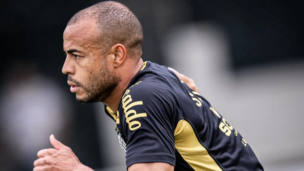 Mayke em ação durante treino no CT Rei Pelé – Foto: Raul Baretta/ Santos FC.