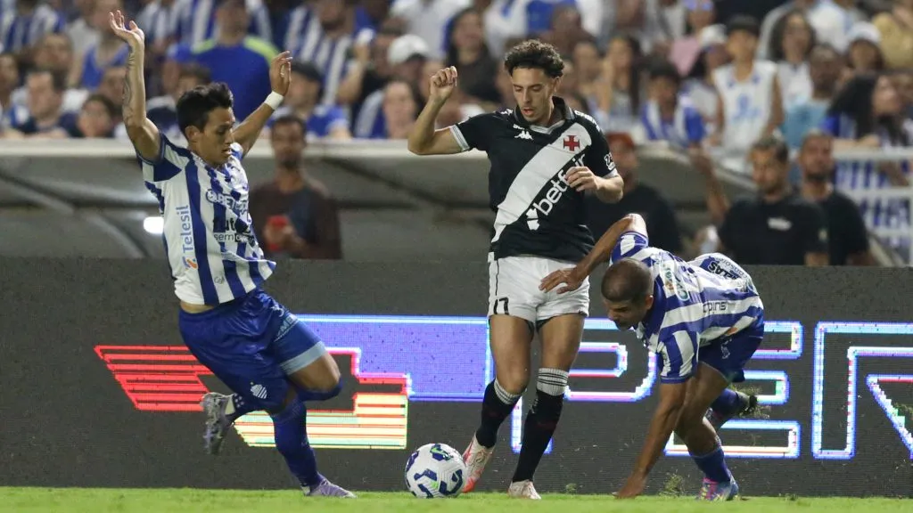 Nuno Moreira jogador do Vasco durante a partida entre CSA e Vasco no Estadio Rei Pele em Maceio (AL), pela Copa do Brasil 2025. Foto: Marlon Costa/AGIF