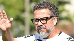 Cléber Xavier durante treino no CT Rei Pelé.