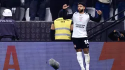 Memphis Depay comemora seu gol no clássico contra o Palmeiras. Foto: Marcello Zambrana/AGIF