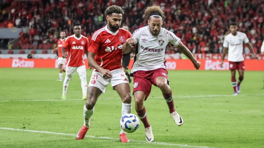 Wesley jogador do Internacional disputa lance com Guga jogador do Fluminense durante partida no estadio Beira-Rio pelo campeonato Copa Do Brasil 2025. Foto: Lucas Gabriel Cardoso/AGIF