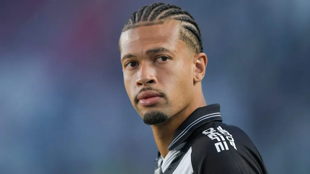 Joao Victor jogador do Vasco durante partida contra o Gremio no estadio Sao Januario pelo campeonato Brasileiro A 2025. Foto: Thiago Ribeiro/AGIF