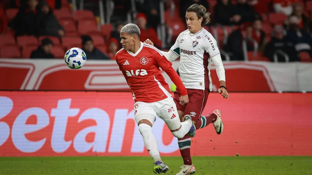 Braian Aguirre jogador do Internacional disputa lance com Augustin Canobbio jogador do Fluminense durante partida no estadio Beira-Rio pelo campeonato Copa Do Brasil 2025. Foto: Maxi Franzoi/AGIF