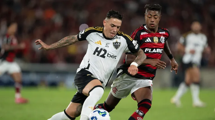 RJ - RIO DE JANEIRO - 27/07/2025 - BRASILEIRO A 2025, FLAMENGO X ATLETICO-MG - Bruno Henrique jogador do Flamengo disputa lance com Saravia jogador do Atletico-MG durante partida no estadio Maracana pelo campeonato Brasileiro A 2025. Foto: Jorge Rodrigues/AGIF