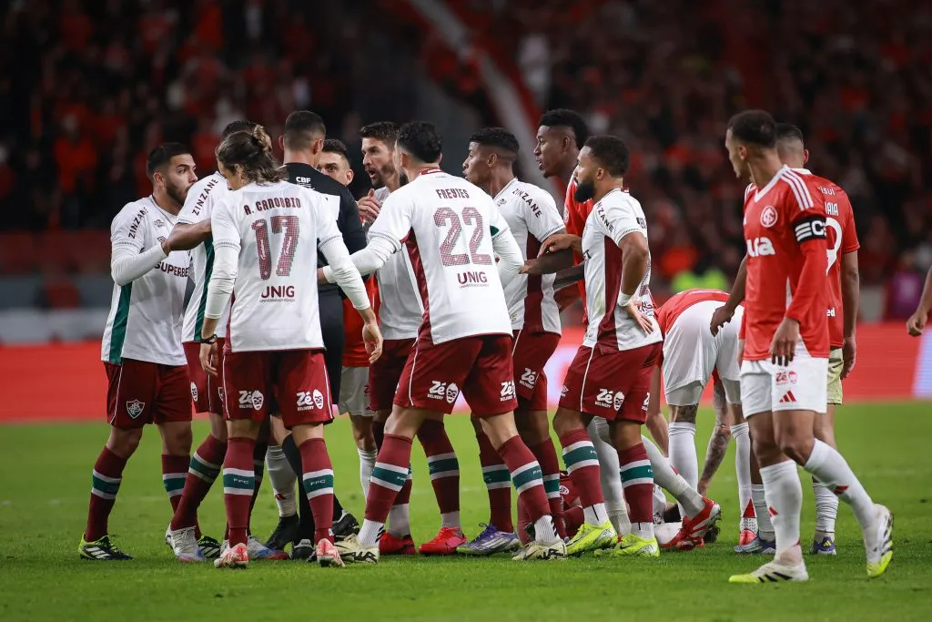 Tumulto entre jogadores do Internacional e jogadores do Fluminense durante partida no estadio Beira-Rio pelo campeonato Copa Do Brasil 2025. Foto: Maxi Franzoi/AGIF