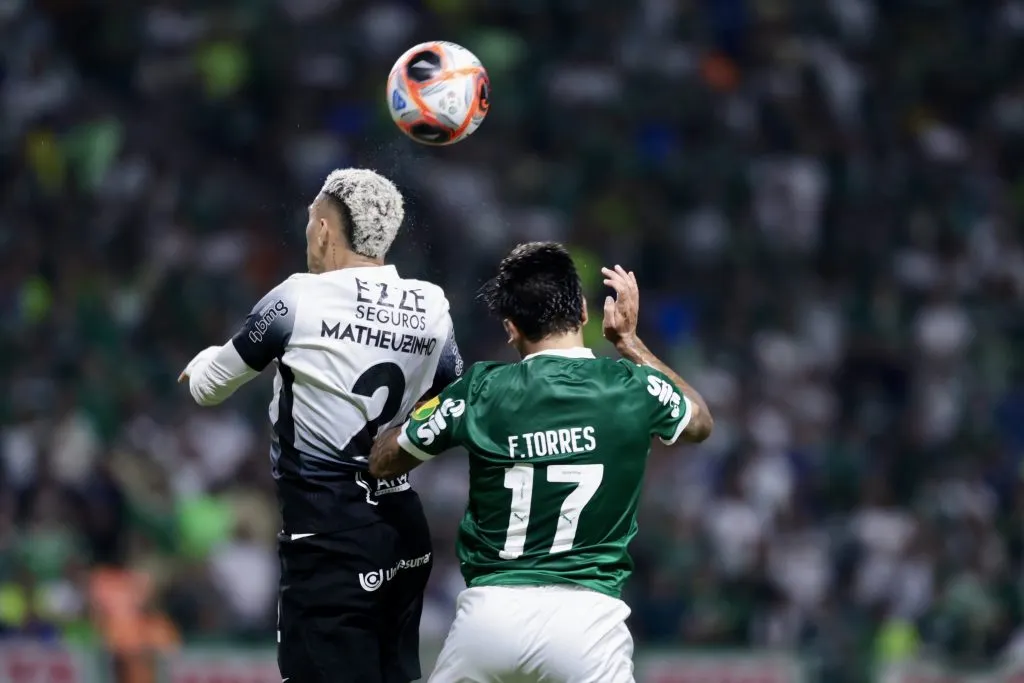 SP – SAO PAULO – 16/03/2025 – PAULISTA 2025, PALMEIRAS X CORINTHIANS – Facundo Torres jogador do Palmeiras disputa lance com Matheuzinho jogador do Corinthians durante partida no estadio Arena Allianz Parque pelo campeonato Paulista 2025. Foto: Marcello Zambrana/AGIF