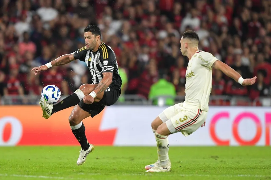 Hulk e Léo Ortiz em ação. Foto: Thiago Ribeiro/AGIF