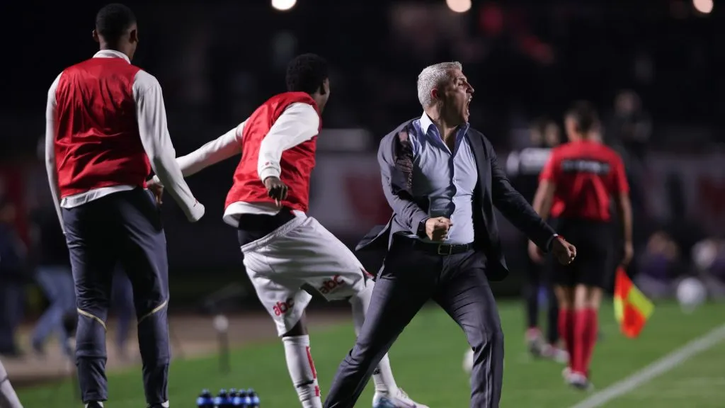 Hernan Crespo não esconde incômodo com falta de vantagem – Foto: Ettore Chiereguini/AGIF