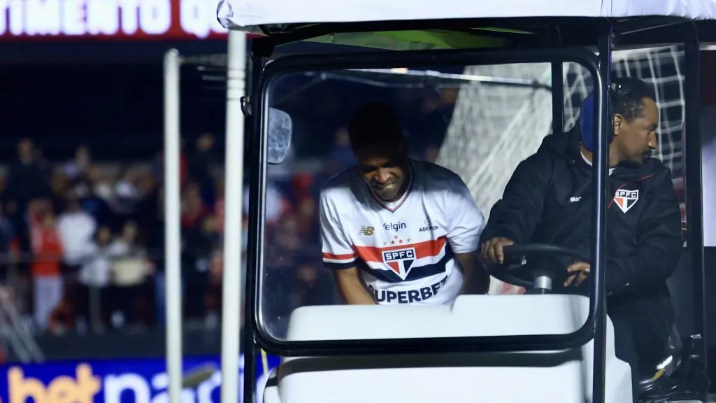 Wendell deixa o campo durante a partida contra o Athletico-PR . Foto: Marcello Zambrana/AGIF
