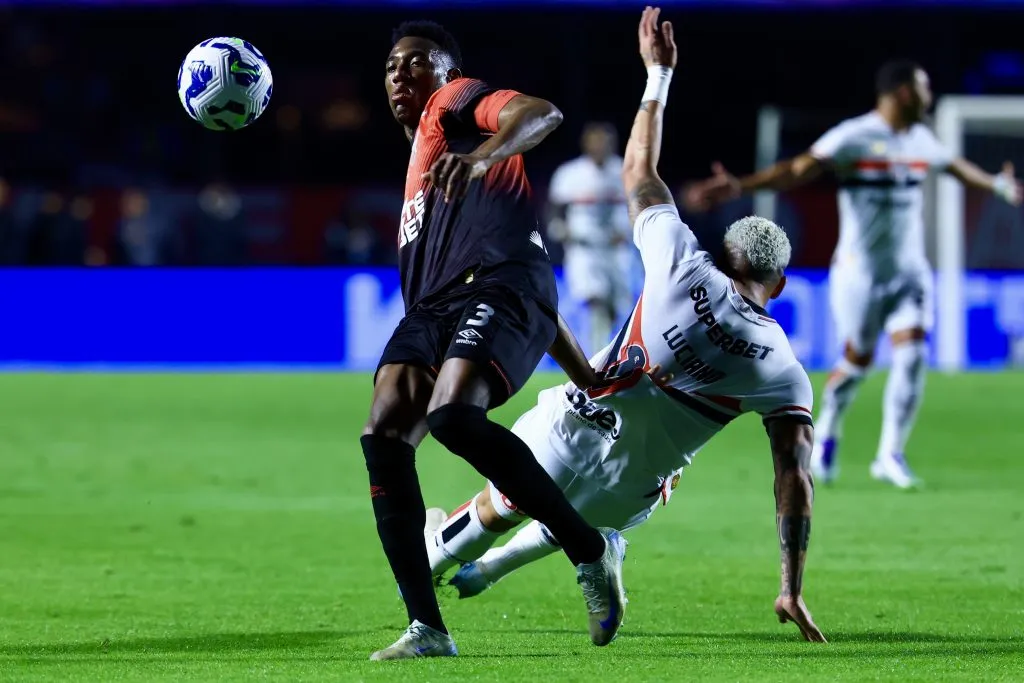 SP – SAO PAULO – 31/07/2025 – COPA DO BRASIL 2025, SAO PAULO X ATHLETICO-PR – Luciano jogador do Sao Paulo disputa lance com Leo jogador do Athletico-PR durante partida no estadio Morumbi pelo campeonato Copa Do Brasil 2025. Foto: Marcello Zambrana/AGIF