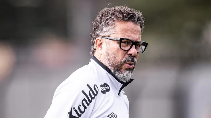Cléber Xavier opta pela saída de medalhão e causa incômodo em jogador