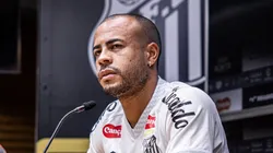 Mayke durante apresentação no Alvinegro da Vila Belmiro