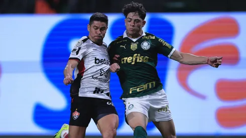 SP - SAO PAULO - 27/07/2024 - BRASILEIRO A 2024, PALMEIRAS X VITORIA - Giay jogador do Palmeiras disputa lance com Osvaldo jogador do Vitoria durante partida no estadio Arena Allianz Parque pelo campeonato Brasileiro A 2024. Foto: Ettore Chiereguini/AGIF
