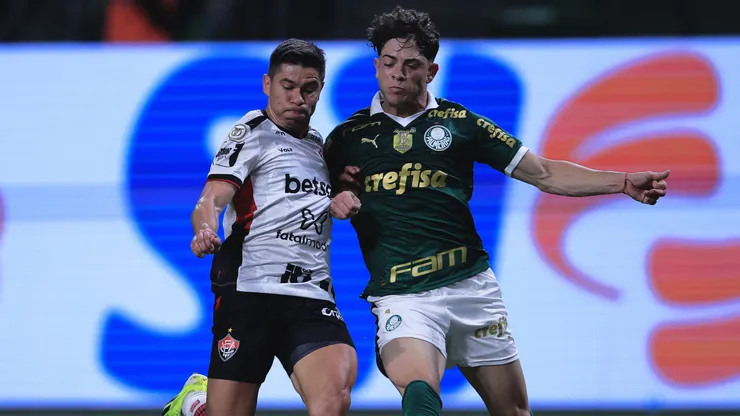 SP - SAO PAULO - 27/07/2024 - BRASILEIRO A 2024, PALMEIRAS X VITORIA - Giay jogador do Palmeiras disputa lance com Osvaldo jogador do Vitoria durante partida no estadio Arena Allianz Parque pelo campeonato Brasileiro A 2024. Foto: Ettore Chiereguini/AGIF