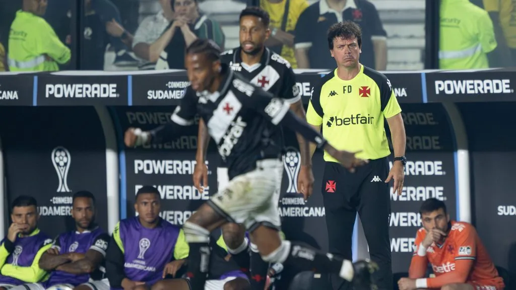 Fernando Diniz tecnico do Vasco durante partida contra o Independiente del Valle no estadio Sao Januario pelo campeonato Copa Sul-americana 2025. Foto: Jorge Rodrigues/AGIF