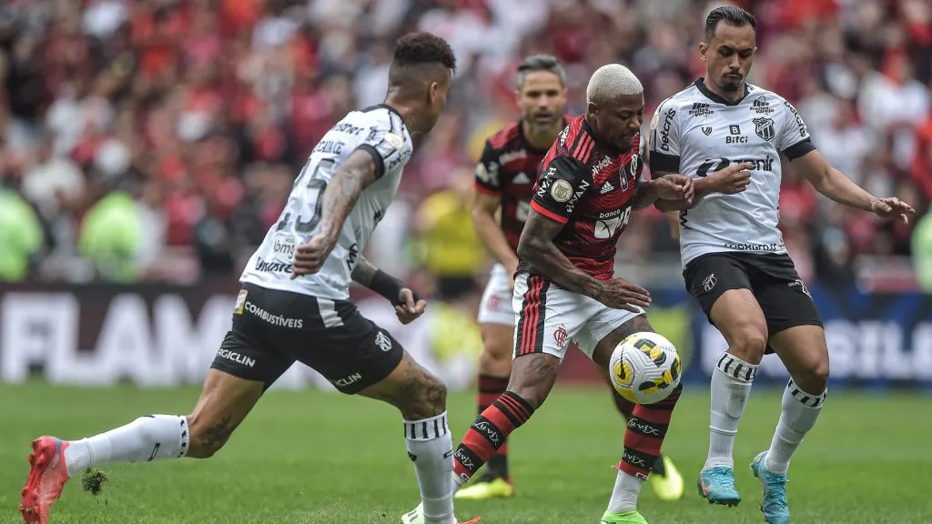 Marinho jogador do Flamengo disputa lance com Lima jogador do Ceara durante partida no estadio Maracana pelo campeonato Brasileiro A 2022. Foto: Thiago Ribeiro/AGIF