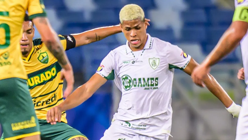 Cauan Barros jogador do America-MG durante partida contra o Cuiaba no estadio Arena Pantanal pelo campeonato Brasileiro B 2025. Foto: Francisco Alves/AGIF