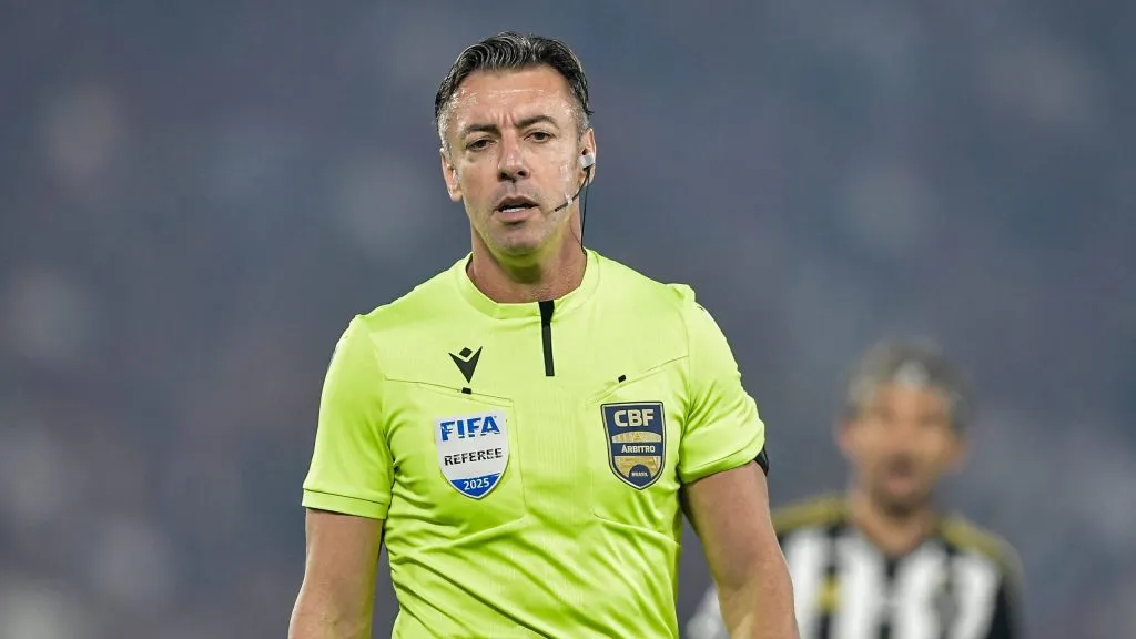 Raphael Claus durante a partida entre as equipes