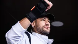 Neymar durante chegada da delegação em Recife