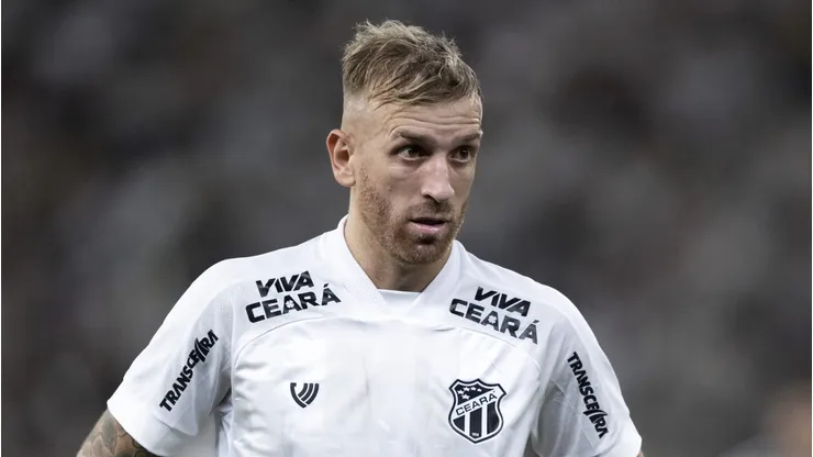 Pedro Henrique durante partida diante do Botafogo, no Nilton Santos
