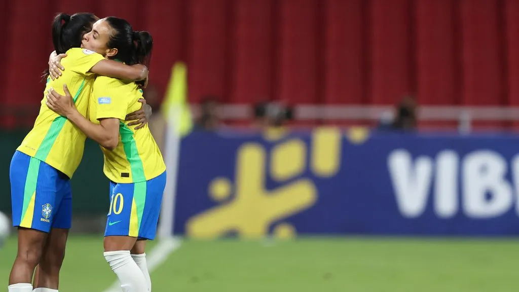Marta e Kerolin em campo com a Seleção Brasileira
