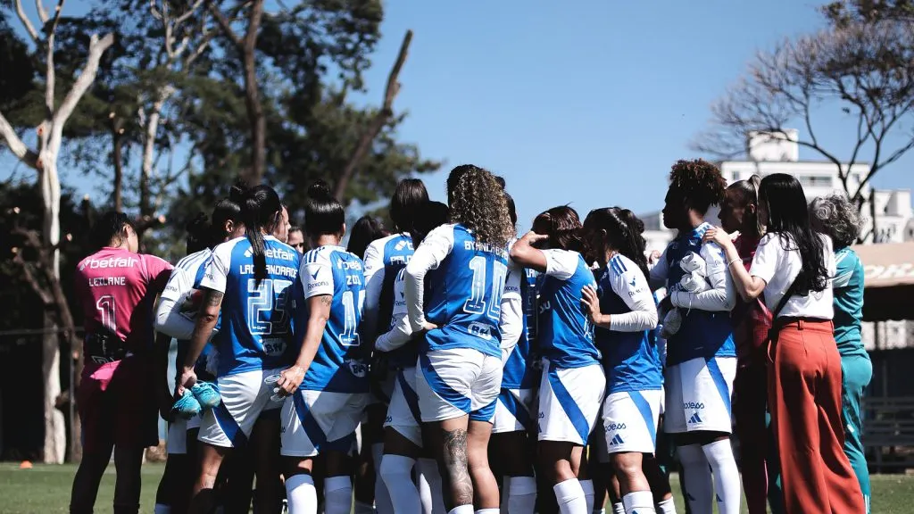 Jogadoras do Cruzeiro em campo por amistoso contra América