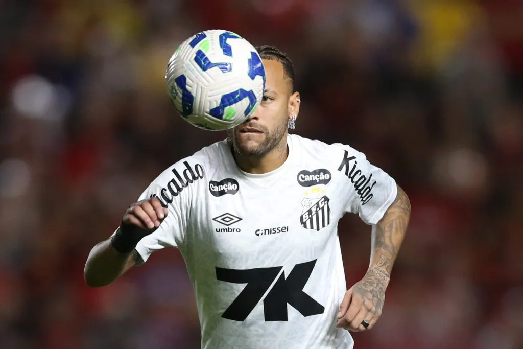 Neymar jogador do Santos durante a partida entre Sport e Santos no Estadio da Ilha do Retiro em Recife (PE), pelo campeonato brasileiro Serie A. Foto: Marlon Costa/AGIF