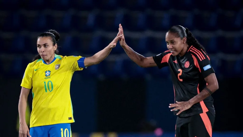 Jogadoras do Brasil e Colômbia em campo na Copa América