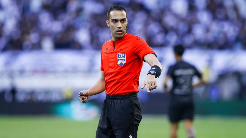 Árbitro Davi de Oliveira Lacerda durante partida entre Corinthians e Vasco no estadio Arena Corinthians pelo campeonato Brasileiro A 2024. Foto: Marco Miatelo/AGIF