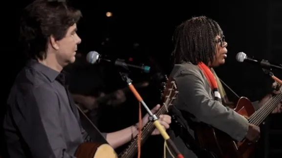 Lô Borges e Milton Nascimento durante show. Foto: Reprodução/Youtube Milton Nascimento
