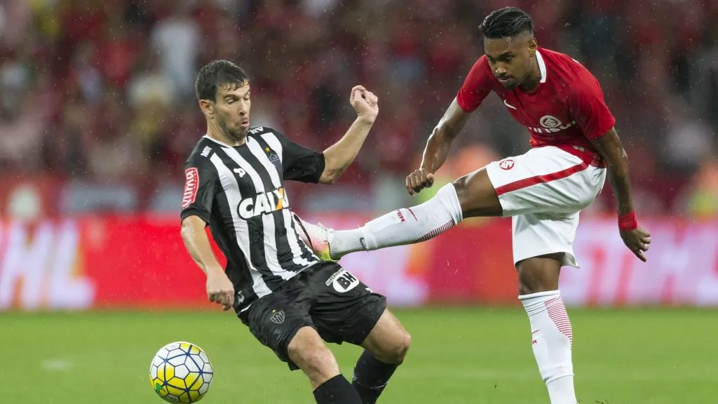 Jogador Vitinho do Internacional disputa lance com jogador Leandro Donizete do Atletico-MG durante partida pela Copa do Brasil 2016 no Estadio Beira-Rio. Foto:Jeferson Guareze/AGIF