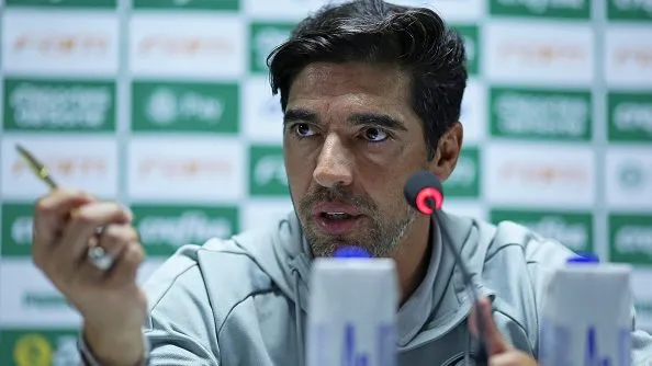 Abel Ferreira durante entrevista coletiva. Foto: Heuler Andrey/Getty Images