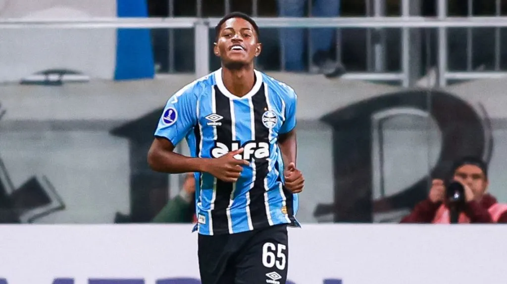 Riquelme jogador do Gremio comemora seu gol durante partida contra o Sportivo Luqueno no estadio Arena do Gremio pelo campeonato Copa Sul-americana 2025. Foto: Maxi Franzoi/AGIF