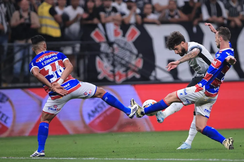 Yuri Alberto jogador do Corinthians disputa lance com jogadores do Fortaleza – Foto: Ettore Chiereguini/AGIF