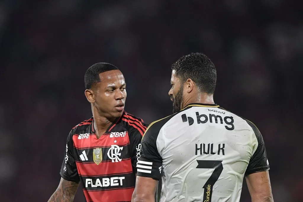 Wallace Yan jogador do Flamengo disputa lance com Hulk jogador do Atletico-MG – Foto: Thiago Ribeiro/AGIF
