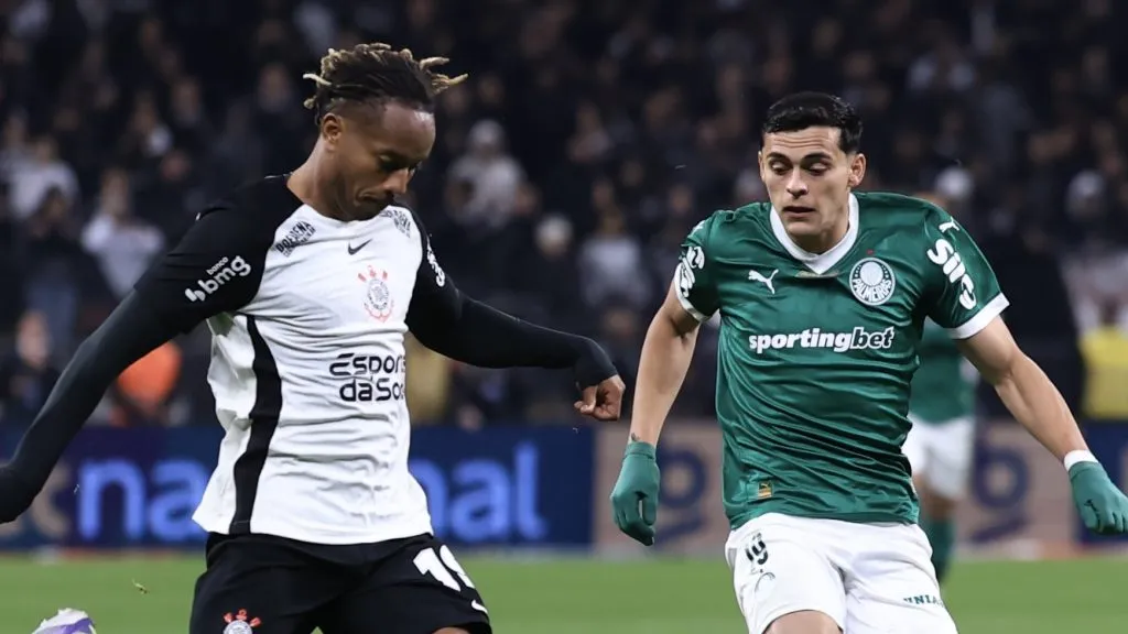 Andre Carrillo jogador do Corinthians disputa lance com Sosa jogador do Palmeiras durante partida no estádio Arena Corinthians pelo campeonato Copa Do Brasil 2025. Foto: Marcello Zambrana/AGIF