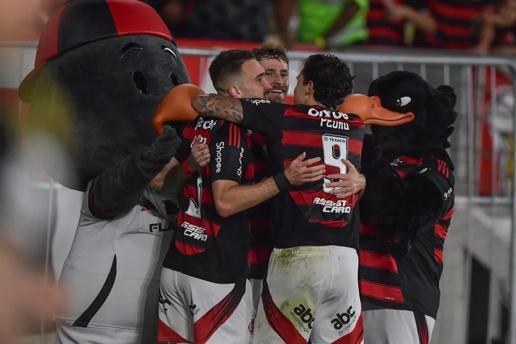 Jogador do Flamengo comemora seu gol com jogadores do seu time durante partida contra o Atletico-MG – Foto: Thiago Ribeiro/AGIF