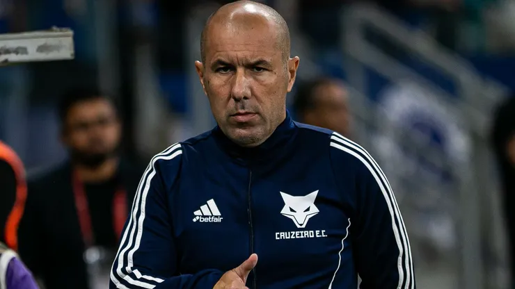 Leonardo Jardim durante partida da Raposa