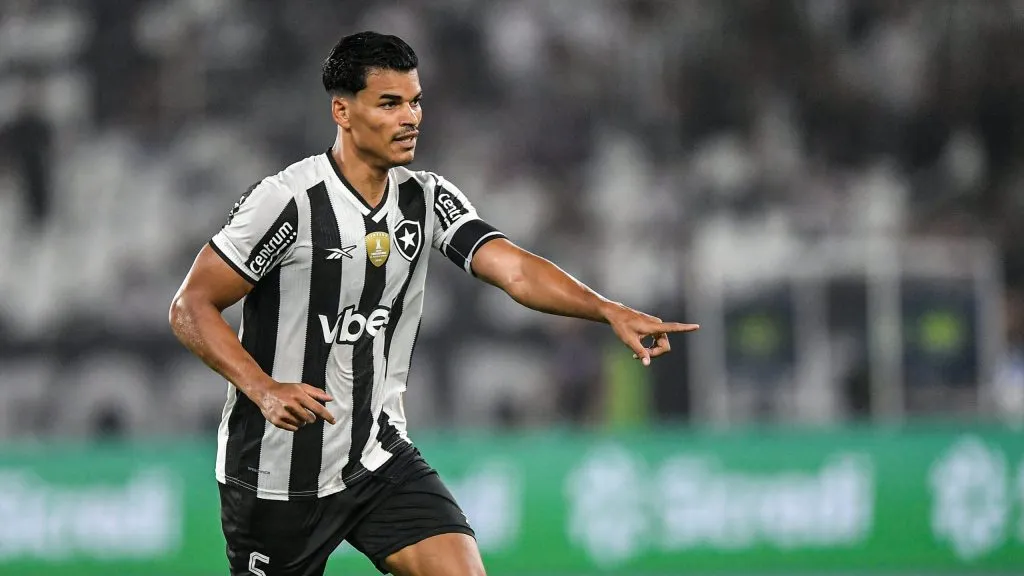 Danilo Barbosa jogador do Botafogo durante partida contra o Fluminense no estadio Engenhao pelo campeonato Carioca 2025. Foto: Thiago Ribeiro/AGIF