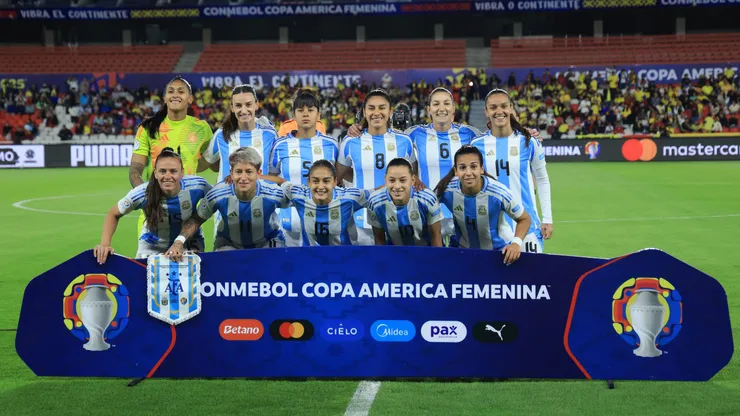 QUITO, ECUADOR - JULY 28: Players of Argentina pose for a team photograph prior to the CONMEBOL Copa America Femenina 2025 Semifinal match between Argentina and Colombia at Rodrigo Paz Delgado Stadium on July 28, 2025 in Quito, Ecuador. (Photo by Franklin Jacome/Getty Images)